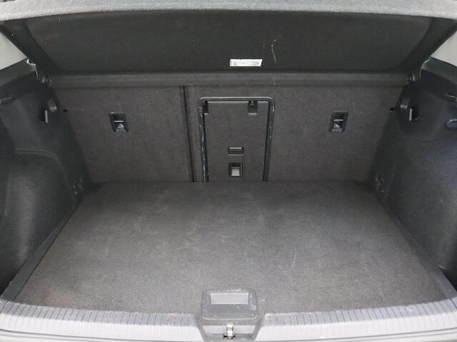 Volkswagen GOLF 1.5 eTSI First Edition 150PK DSG matrix led, adaptive cruise, panoramadak, stoelverwarming voor & achter, stuurwielverwarming, elek. verstelbare voorstoel met massagefunctie, 17" lichtmetaal