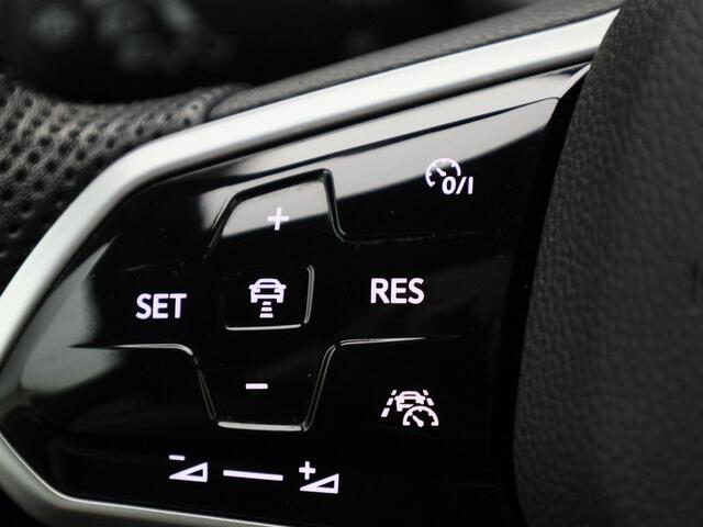 Volkswagen GOLF 1.5TSI/130PK R Line Blackstyle · Panoramadak · Navigatie · Camera + Parkeersensoren