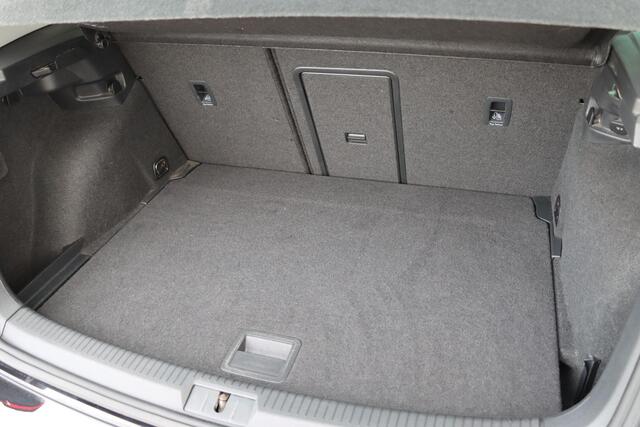Volkswagen GOLF 1.6 TDI Highline R-Line
