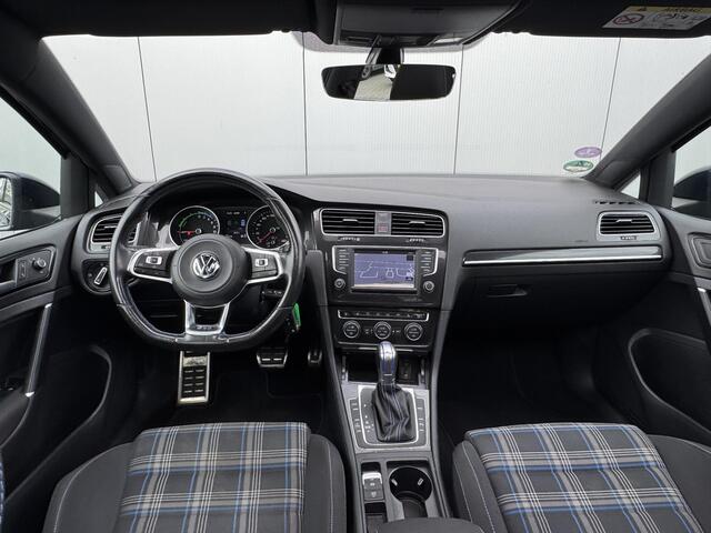 Volkswagen GOLF 1.4 TSI GTE / Navigatie / 1.500 Trekgewicht / 204 PK / stoelverwarming/ Trekhaak/ Pakeersensoren voor en achter
