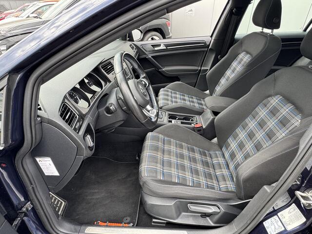 Volkswagen GOLF 1.4 TSI GTE / Navigatie / 1.500 Trekgewicht / 204 PK / stoelverwarming/ Trekhaak/ Pakeersensoren voor en achter