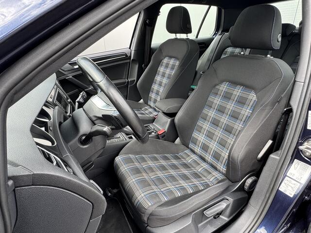 Volkswagen GOLF 1.4 TSI GTE / Navigatie / 1.500 Trekgewicht / 204 PK / stoelverwarming/ Trekhaak/ Pakeersensoren voor en achter