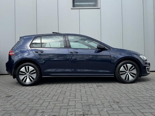 Volkswagen GOLF 1.4 TSI GTE / Navigatie / 1.500 Trekgewicht / 204 PK / stoelverwarming/ Trekhaak/ Pakeersensoren voor en achter