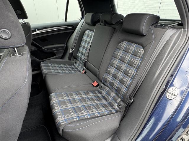 Volkswagen GOLF 1.4 TSI GTE / Navigatie / 1.500 Trekgewicht / 204 PK / stoelverwarming/ Trekhaak/ Pakeersensoren voor en achter