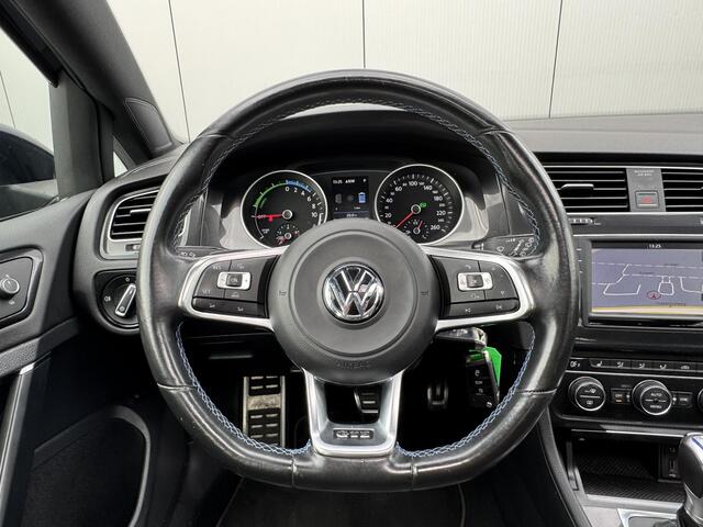 Volkswagen GOLF 1.4 TSI GTE / Navigatie / 1.500 Trekgewicht / 204 PK / stoelverwarming/ Trekhaak/ Pakeersensoren voor en achter