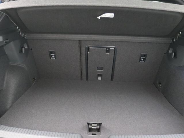 Volkswagen GOLF 1.5 eHybrid GTE 272PK DSG Blackstyle, 18" lichtmetalen vlgen, Side Assist, Achteruitrijcamera, Stoel-Stuurverwarming, Navi via Apple Carplay/Android Auto, Matrix-LED verlichting, Trekhaak