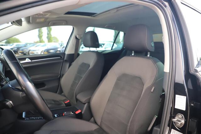 Volkswagen GOLF 1.5 TSI Highline 150PK DSG Automaat Trekhaak Panoramadak Keyless 17 inch LMV Stoelverwarming Achteruitrijcamera Radio Bluetooth Full LED ACC