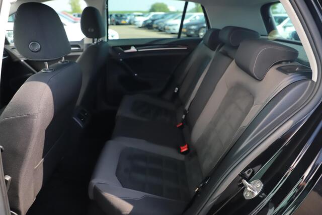 Volkswagen GOLF 1.5 TSI Highline 150PK DSG Automaat Trekhaak Panoramadak Keyless 17 inch LMV Stoelverwarming Achteruitrijcamera Radio Bluetooth Full LED ACC