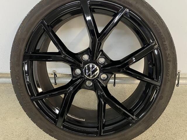 Volkswagen GOLF 2.0 TSI GTI Clubsport 300 pk Automaat (DSG) | Navigatie | Panoramadak | Parkeersensoren | Matrix LED koplampen | Stoelverwarming | Lichtmetalen velgen 19" |