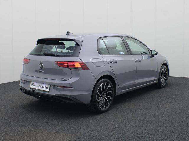 Volkswagen GOLF 1.0eTSI/110PK Life Business DSG · Navigatie · Trekhaak · Stoel- & stuurverwarming