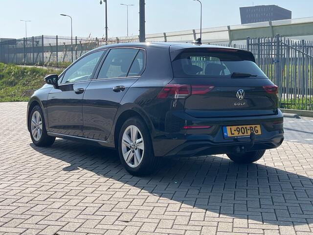 Volkswagen GOLF 1.5 TSI Life / Navigatie / App connect / Trekhaak / Camera / Parkeersensoren V+A /
