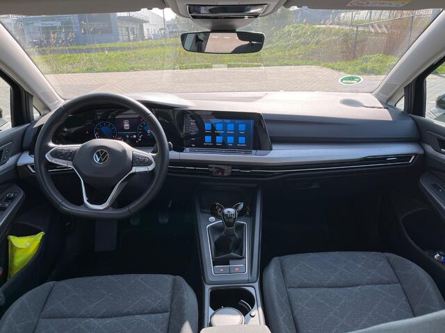 Volkswagen GOLF 1.5 TSI Life / Navigatie / App connect / Trekhaak / Camera / Parkeersensoren V+A /