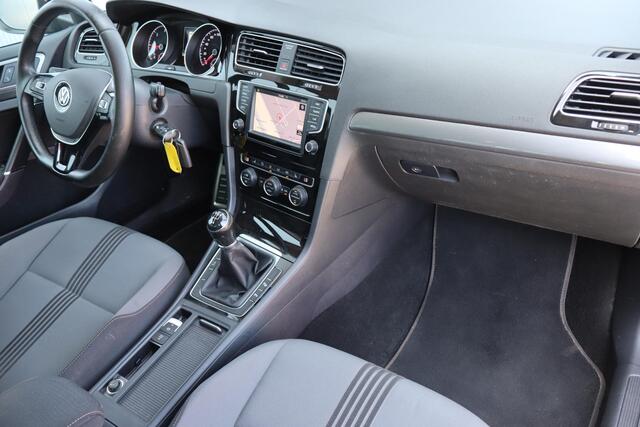 Volkswagen GOLF 1.6 TDI Connected Series Camera, Navigatie, Cruise control, R-Line pakket, Climate control, Stoelverwarming