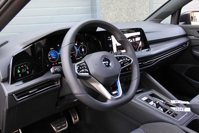 Volkswagen GOLF 1.4 eHybrid GTE Pano | Bijenkorf verlichting + IQ lichten | 19' Estoril velgen | Bomvol | BTW Voertuig!