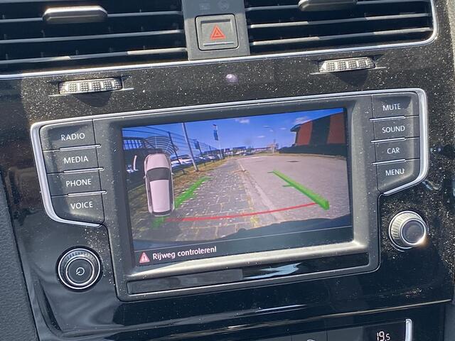 Volkswagen GOLF 1.4 TSi DSG7-automaat Highline met o.a. wegkl. trekhaak, parkeersensoren, sportstoelen, clima, etc.