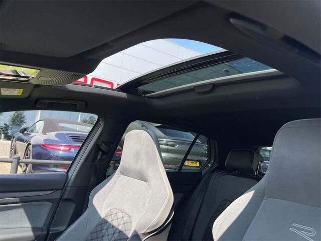 Volkswagen GOLF 1.5 eTSI R-Line / Panoramadak / Camera / Matrix LED / 18'' / Navigatie / DAB / ACC / Stoelverwarming