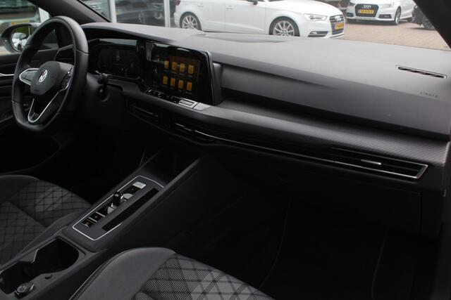 Volkswagen GOLF 1.5 eTSI R-Line / Panoramadak / Camera / Matrix LED / 18'' / Navigatie / DAB / ACC / Stoelverwarming