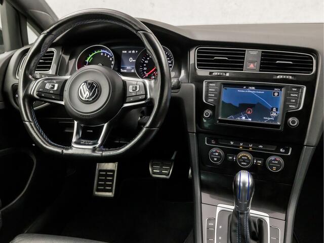 Volkswagen GOLF 1.4 TSI GTE Sport 204Pk Automaat (APPLE CARPLAY, NAVIGATIE, CLIMATE, LEDEREN SPORTSTOELEN, PARKEERSENSOREN, GETINT GLAS, CRUISE, NIEUWE APK, NIEUWSTAAT)