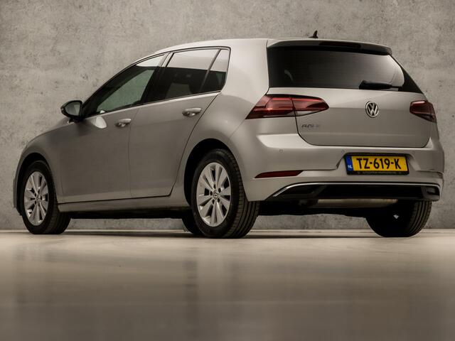 Volkswagen GOLF 1.0 TSI Sportline (APPLE CARPLAY, GROOT NAVI, CLIMATE, STOELVERWARMING, DYNAMISCHE KNIPPERLICHTEN, MASSAGE, ALCANTARA, ADAPTIVE CRUISE, PARKEERSENSOREN, GETINT GLAS, LM VELGEN, NIEUWSTAAT)