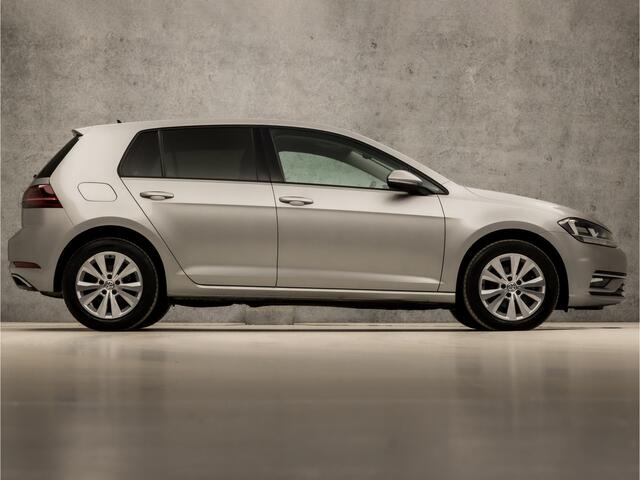 Volkswagen GOLF 1.0 TSI Sportline (APPLE CARPLAY, GROOT NAVI, CLIMATE, STOELVERWARMING, DYNAMISCHE KNIPPERLICHTEN, MASSAGE, ALCANTARA, ADAPTIVE CRUISE, PARKEERSENSOREN, GETINT GLAS, LM VELGEN, NIEUWSTAAT)