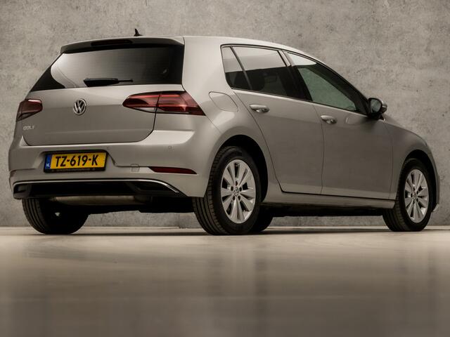 Volkswagen GOLF 1.0 TSI Sportline (APPLE CARPLAY, GROOT NAVI, CLIMATE, STOELVERWARMING, DYNAMISCHE KNIPPERLICHTEN, MASSAGE, ALCANTARA, ADAPTIVE CRUISE, PARKEERSENSOREN, GETINT GLAS, LM VELGEN, NIEUWSTAAT)