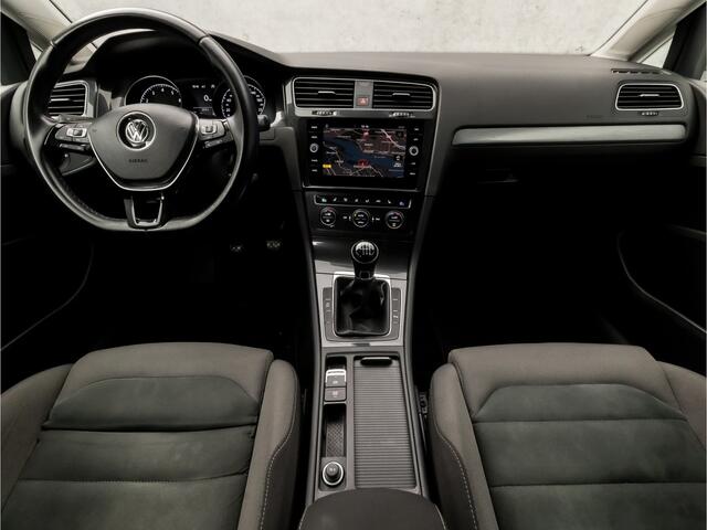 Volkswagen GOLF 1.0 TSI Sportline (APPLE CARPLAY, GROOT NAVI, CLIMATE, STOELVERWARMING, DYNAMISCHE KNIPPERLICHTEN, MASSAGE, ALCANTARA, ADAPTIVE CRUISE, PARKEERSENSOREN, GETINT GLAS, LM VELGEN, NIEUWSTAAT)