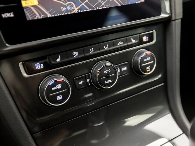 Volkswagen GOLF 1.0 TSI Sportline (APPLE CARPLAY, GROOT NAVI, CLIMATE, STOELVERWARMING, DYNAMISCHE KNIPPERLICHTEN, MASSAGE, ALCANTARA, ADAPTIVE CRUISE, PARKEERSENSOREN, GETINT GLAS, LM VELGEN, NIEUWSTAAT)
