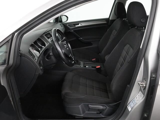 Volkswagen GOLF 1.0 TSI Connected Series | Carplay | Camera | Navigatie | Climate control | Parkeerhulp | Cruise control | Sportstoelen