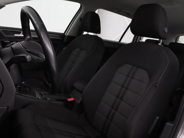 Volkswagen GOLF 1.0 TSI Connected Series | Carplay | Camera | Navigatie | Climate control | Parkeerhulp | Cruise control | Sportstoelen