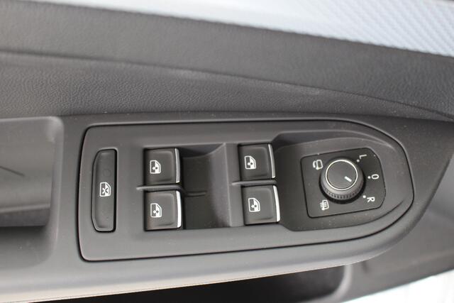 Volkswagen GOLF 1.5 TSI Life | Navigatie | PDC | Camera | LM'16 | Side Assist