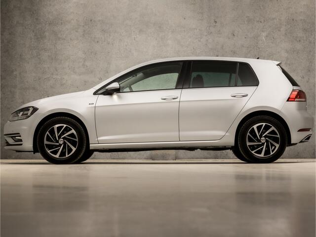 Volkswagen GOLF 1.0 TSI Sportline (APPLE CARPLAY, GROOT NAVI, CLIMATE, STOELVERWARMING, SPORTSTOELEN, ADAPTIVE CRUISE, PARKEERSENSOREN, LM VELGEN, GETINT GLAS, NIEUWSTAAT)