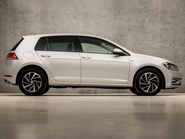 Volkswagen GOLF 1.0 TSI Sportline (APPLE CARPLAY, GROOT NAVI, CLIMATE, STOELVERWARMING, SPORTSTOELEN, ADAPTIVE CRUISE, PARKEERSENSOREN, LM VELGEN, GETINT GLAS, NIEUWSTAAT)