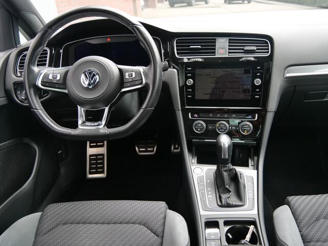 Volkswagen GOLF 1.5 TSI 150pk Highline Business R Automaat Schuifdak / Navigatie / Adaptive cruise