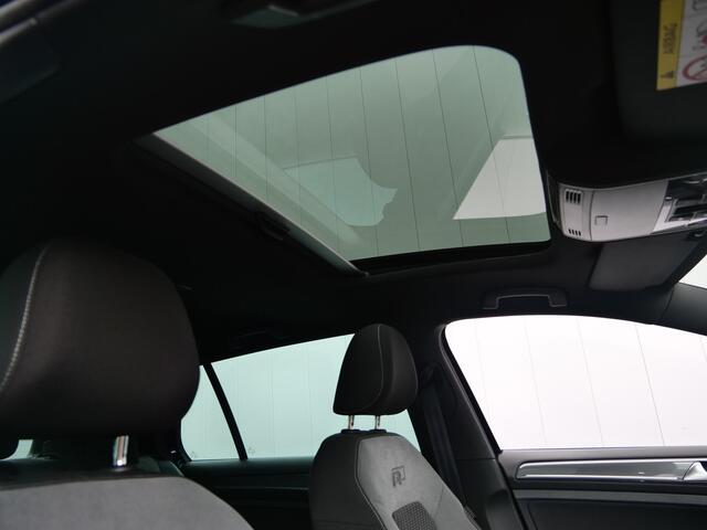 Volkswagen GOLF 1.5 TSI 150pk Highline Business R Automaat Schuifdak / Navigatie / Adaptive cruise