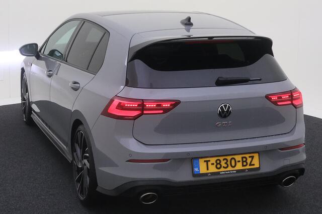 Volkswagen GOLF 2.0 TSI GTI Clubsport / AUTOMAAT/ 300 PK/ PANO/ HARMAN KARDON/ CAMERA/ PARK. SENSOREN/ LEDEREN MEMORY SEATS/ STOEL VERWARM. EN VENTILATIE/ IQ. LIGHT/ HEAD-UP DISPLAY/ NAVI/ CLIMA/ 19" LMV