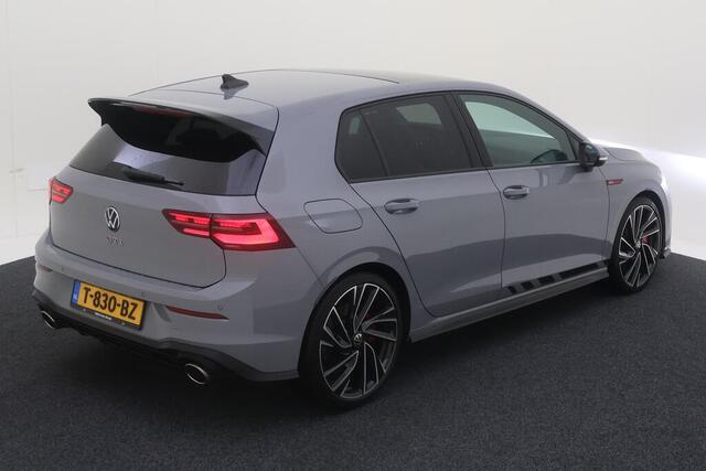 Volkswagen GOLF 2.0 TSI GTI Clubsport / AUTOMAAT/ 300 PK/ PANO/ HARMAN KARDON/ CAMERA/ PARK. SENSOREN/ LEDEREN MEMORY SEATS/ STOEL VERWARM. EN VENTILATIE/ IQ. LIGHT/ HEAD-UP DISPLAY/ NAVI/ CLIMA/ 19" LMV