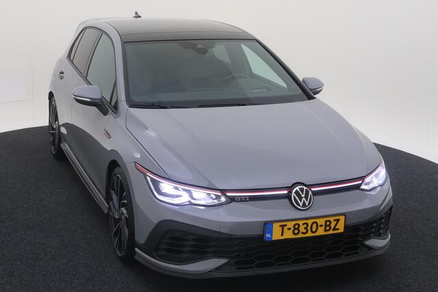Volkswagen GOLF 2.0 TSI GTI Clubsport / AUTOMAAT/ 300 PK/ PANO/ HARMAN KARDON/ CAMERA/ PARK. SENSOREN/ LEDEREN MEMORY SEATS/ STOEL VERWARM. EN VENTILATIE/ IQ. LIGHT/ HEAD-UP DISPLAY/ NAVI/ CLIMA/ 19" LMV
