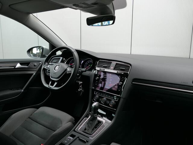 Volkswagen GOLF 1.5 TSI AUT Highline Navi / Stoelverwarming / Led