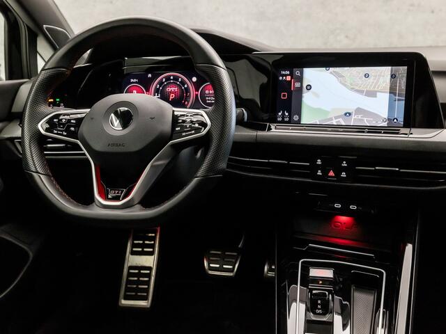 Volkswagen GOLF 2.0 TSI GTI Clubsport 301Pk Automaat (SCHUIFDAK, HARMAN/KARDON, GRILL VERLICHT, APPLE CARPLAY, KUIPSTOELEN, STUUR/STOELVERWARMING, IQ LIGHT, CAMERA, LEDER/ALCANTARA, KEYLESS, SFEERVERLICHTING, NIEUWSTAAT)