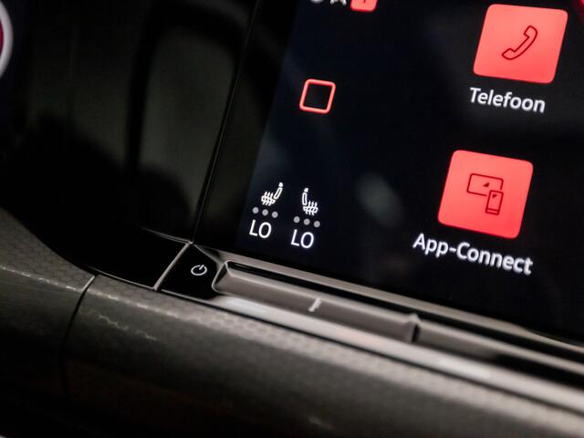 Volkswagen GOLF 2.0 TSI GTI Clubsport 301Pk Automaat (SCHUIFDAK, HARMAN/KARDON, GRILL VERLICHT, APPLE CARPLAY, KUIPSTOELEN, STUUR/STOELVERWARMING, IQ LIGHT, CAMERA, LEDER/ALCANTARA, KEYLESS, SFEERVERLICHTING, NIEUWSTAAT)