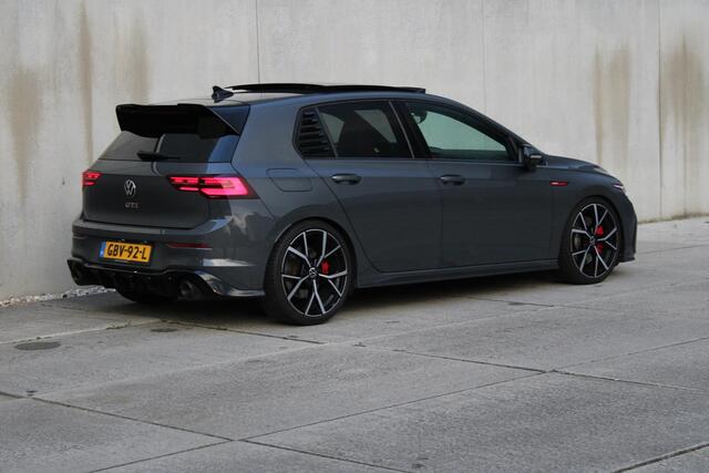 Volkswagen GOLF 2.0 TSI GTI / LED V + A / HARMAN KARDON / SCHUIFDAK