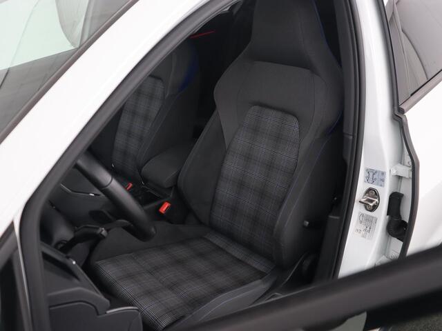 Volkswagen GOLF 1.4 eHybrid GTE | Panoramadak | Stoel & stuurverwarming | Trekhaak | Adaptive cruise | Sfeerverlichting | LED Plus | Carplay | Sportstoelen | Navigatie | PHEV | Plug In