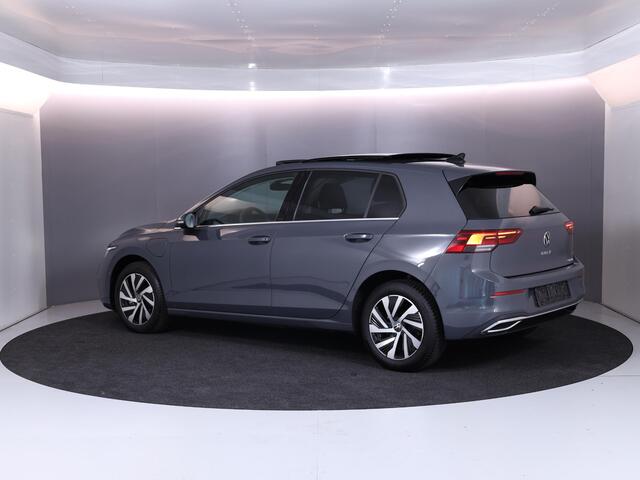 Volkswagen GOLF 1.4 eHybrid Style 204 pk Automaat (DSG) | Navigatie | Panoramadak | Elektr. trekhaak | Parkeersensoren (Park assist) | Achteruitrijcamera | Stoelverwarming |