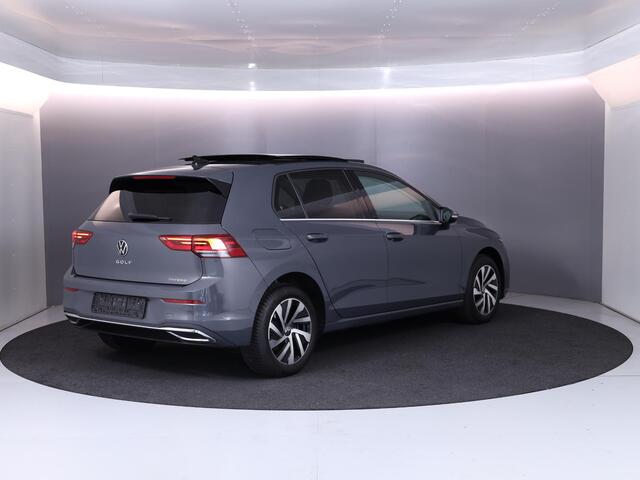 Volkswagen GOLF 1.4 eHybrid Style 204 pk Automaat (DSG) | Navigatie | Panoramadak | Elektr. trekhaak | Parkeersensoren (Park assist) | Achteruitrijcamera | Stoelverwarming |