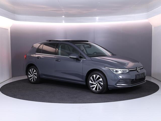 Volkswagen GOLF 1.4 eHybrid Style 204 pk Automaat (DSG) | Navigatie | Panoramadak | Elektr. trekhaak | Parkeersensoren (Park assist) | Achteruitrijcamera | Stoelverwarming |