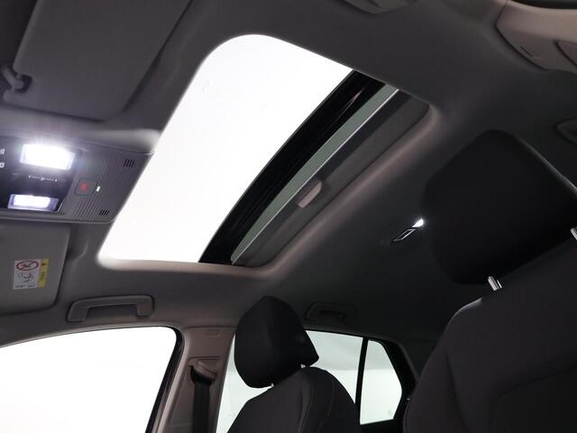 Volkswagen GOLF 1.4 eHybrid Style 204 pk Automaat (DSG) | Navigatie | Panoramadak | Elektr. trekhaak | Parkeersensoren (Park assist) | Achteruitrijcamera | Stoelverwarming |