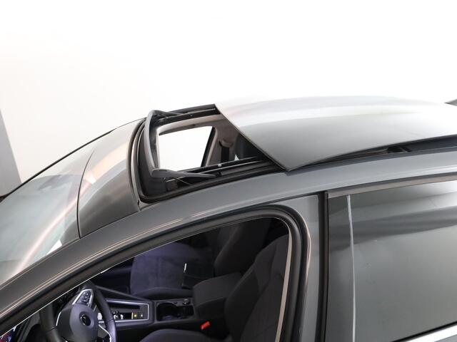 Volkswagen GOLF 1.4 eHybrid Style 204 pk Automaat (DSG) | Navigatie | Panoramadak | Elektr. trekhaak | Parkeersensoren (Park assist) | Achteruitrijcamera | Stoelverwarming |