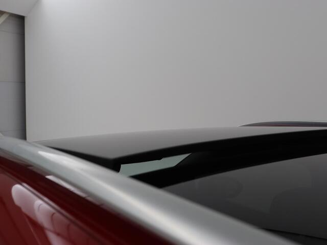 Volkswagen GOLF 1.5 eTSI R-Line | Panoramadak | Camera | Keyless | Adaptive cruise | Sfeerverlichting | Carplay | Sportstoelen | Park Assist | Navigatie | Dodehoek detectie | Full LED