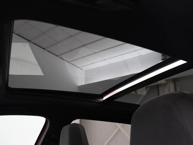 Volkswagen GOLF 1.5 eTSI R-Line | Panoramadak | Camera | Keyless | Adaptive cruise | Sfeerverlichting | Carplay | Sportstoelen | Park Assist | Navigatie | Dodehoek detectie | Full LED