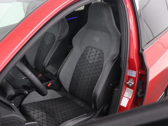 Volkswagen GOLF 1.5 eTSI R-Line | Panoramadak | Camera | Keyless | Adaptive cruise | Sfeerverlichting | Carplay | Sportstoelen | Park Assist | Navigatie | Dodehoek detectie | Full LED